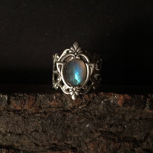 aria silver ring with labradorite gemstone