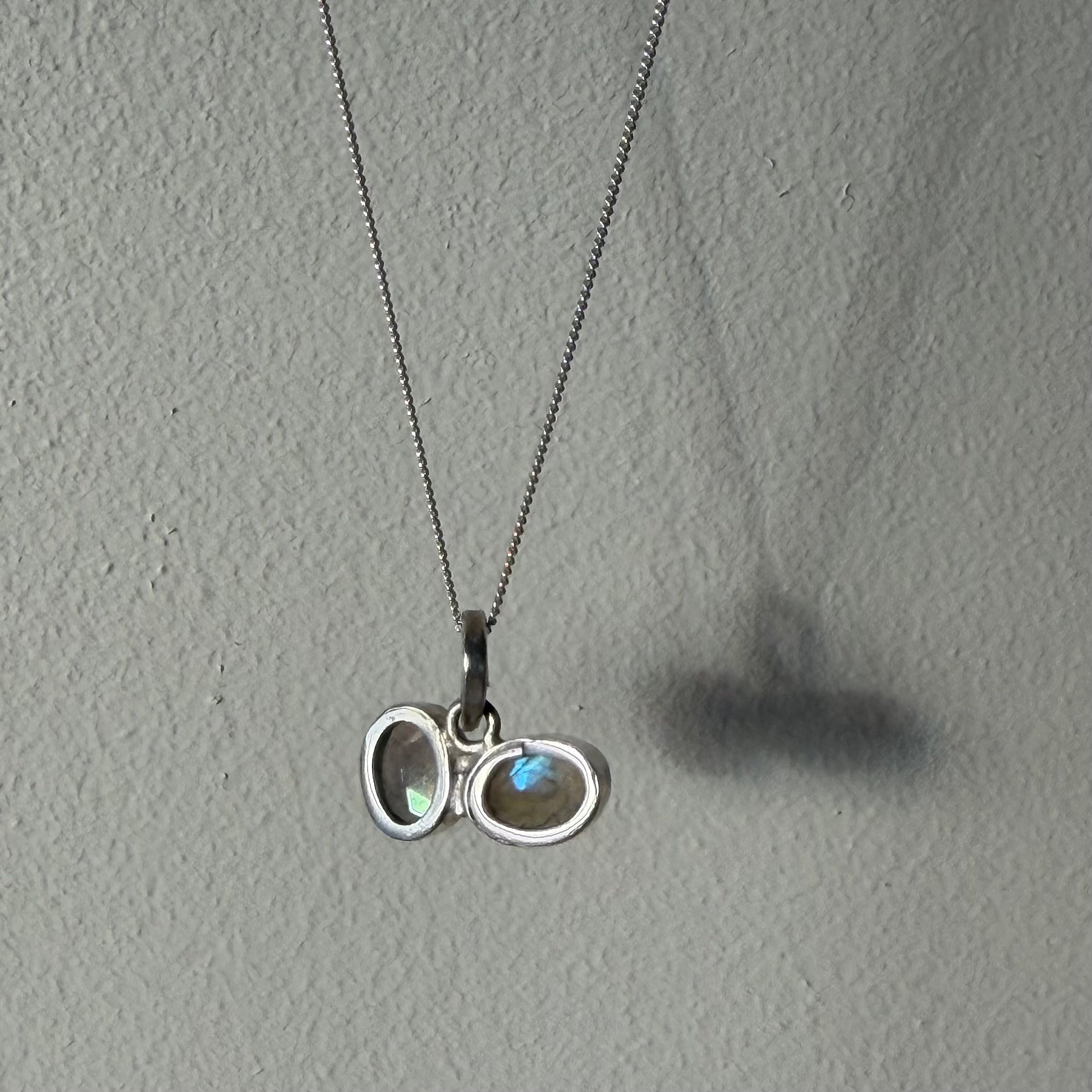 open back design of labradorite toi et moi pendant