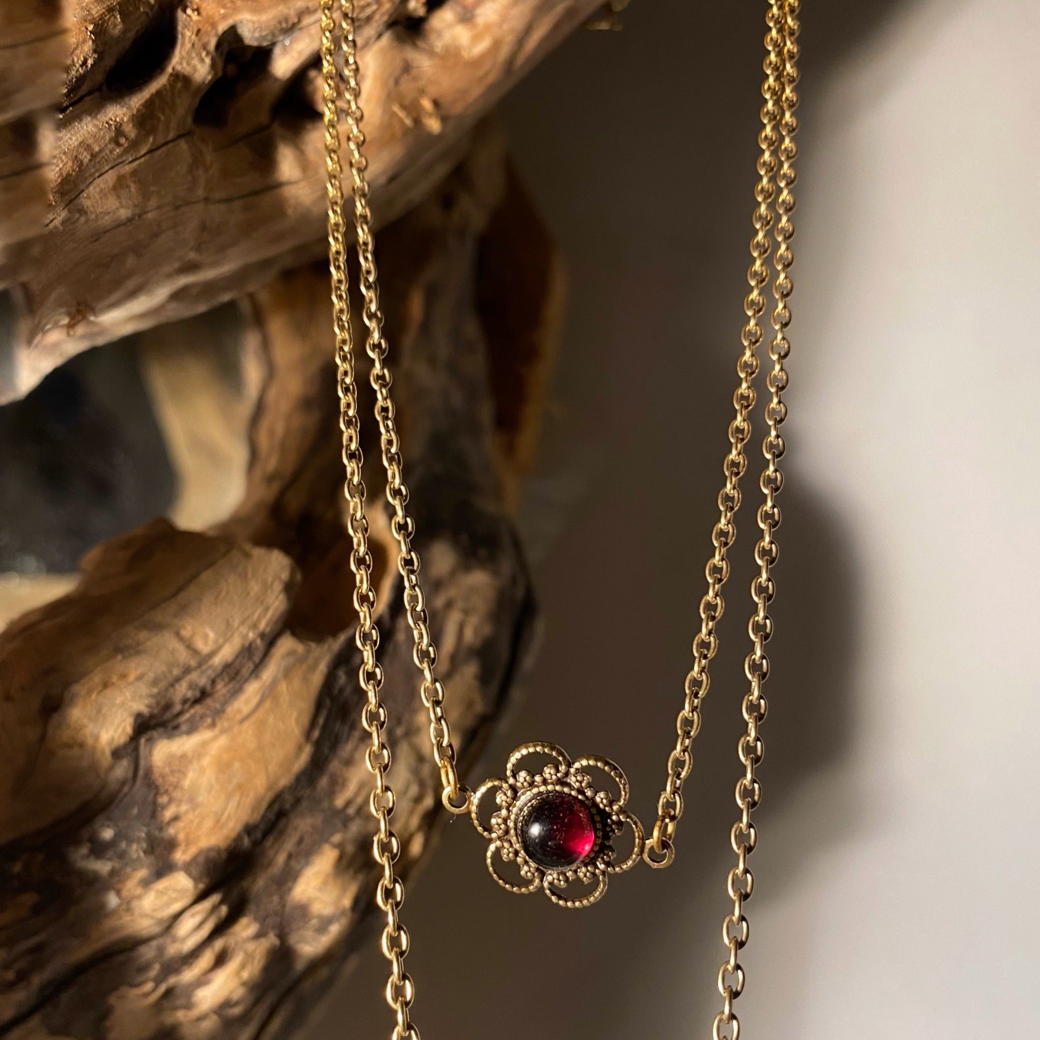 cassis garnet choker